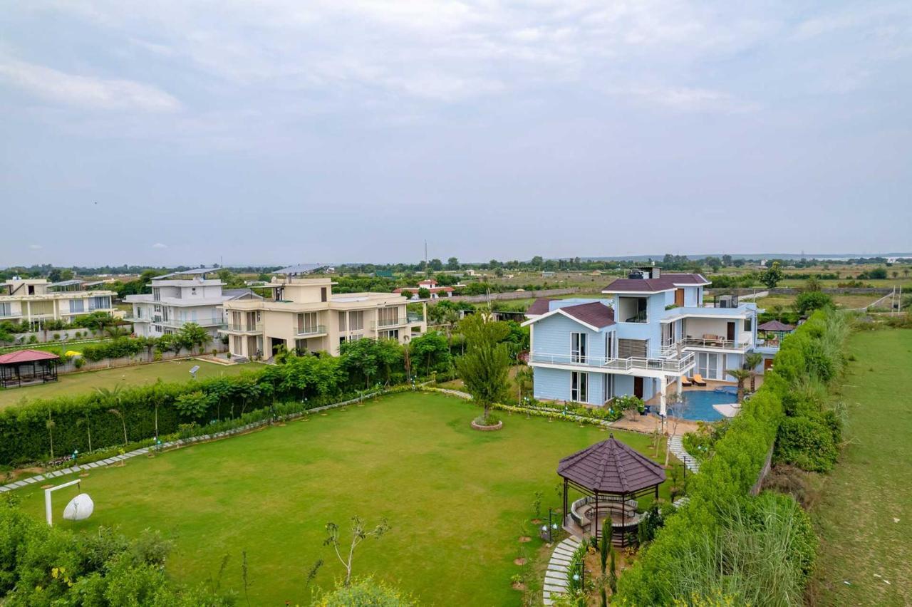 Stayvista At Serenity Farms With Pool, Lawn, Bonfire & Bbq Sohna Exterior photo