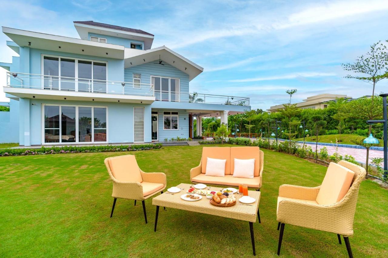 Stayvista At Serenity Farms With Pool, Lawn, Bonfire & Bbq Sohna Exterior photo